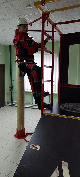 г.Котельниково. Компания "Еврохим-Волгакалий" использует полигон «Альпинист» для обучения на высоте